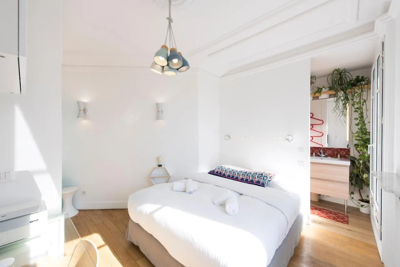 Veeve - By The Palais Royal Apartment Paris France