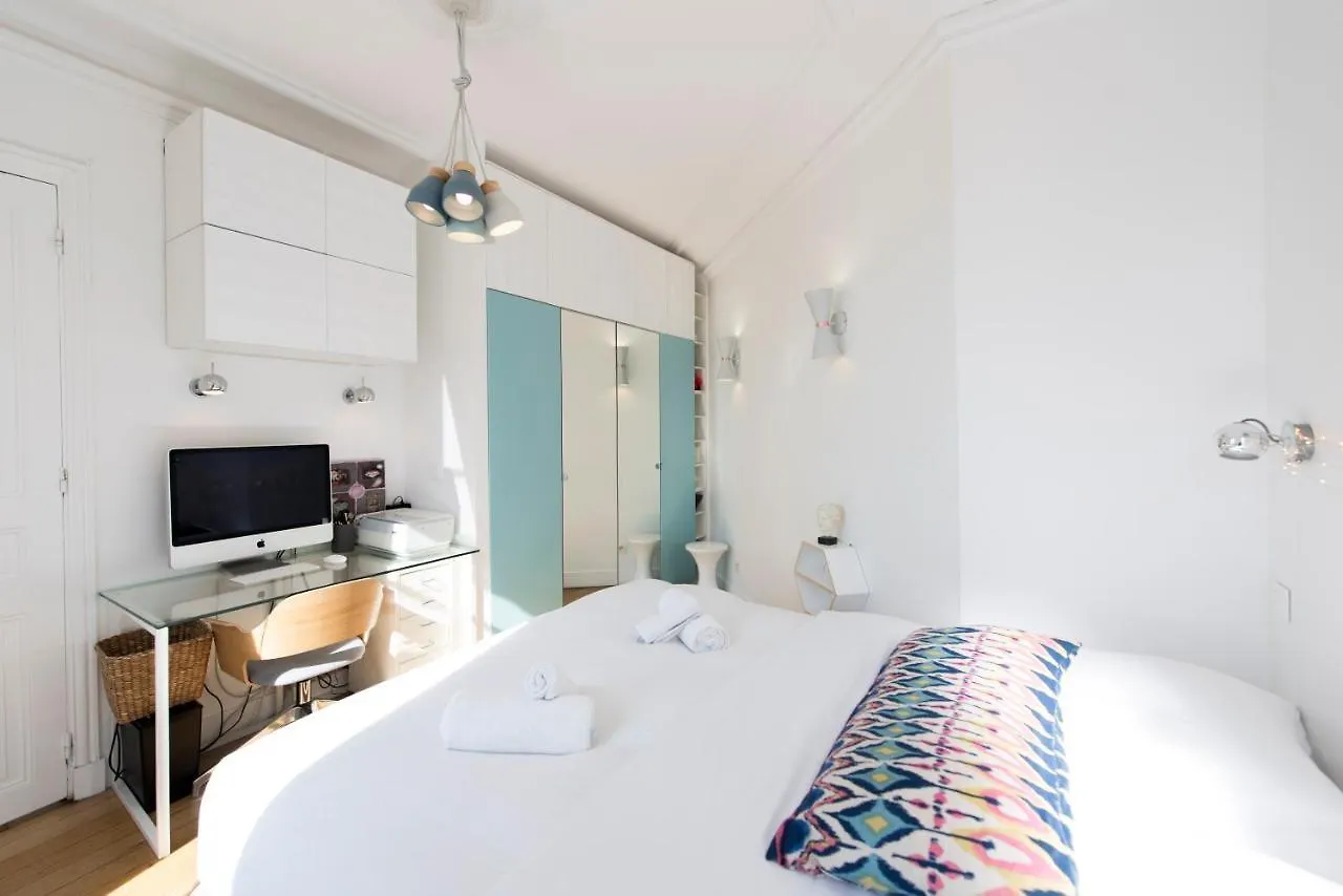 Veeve - By The Palais Royal Apartment Paris 0*,  France